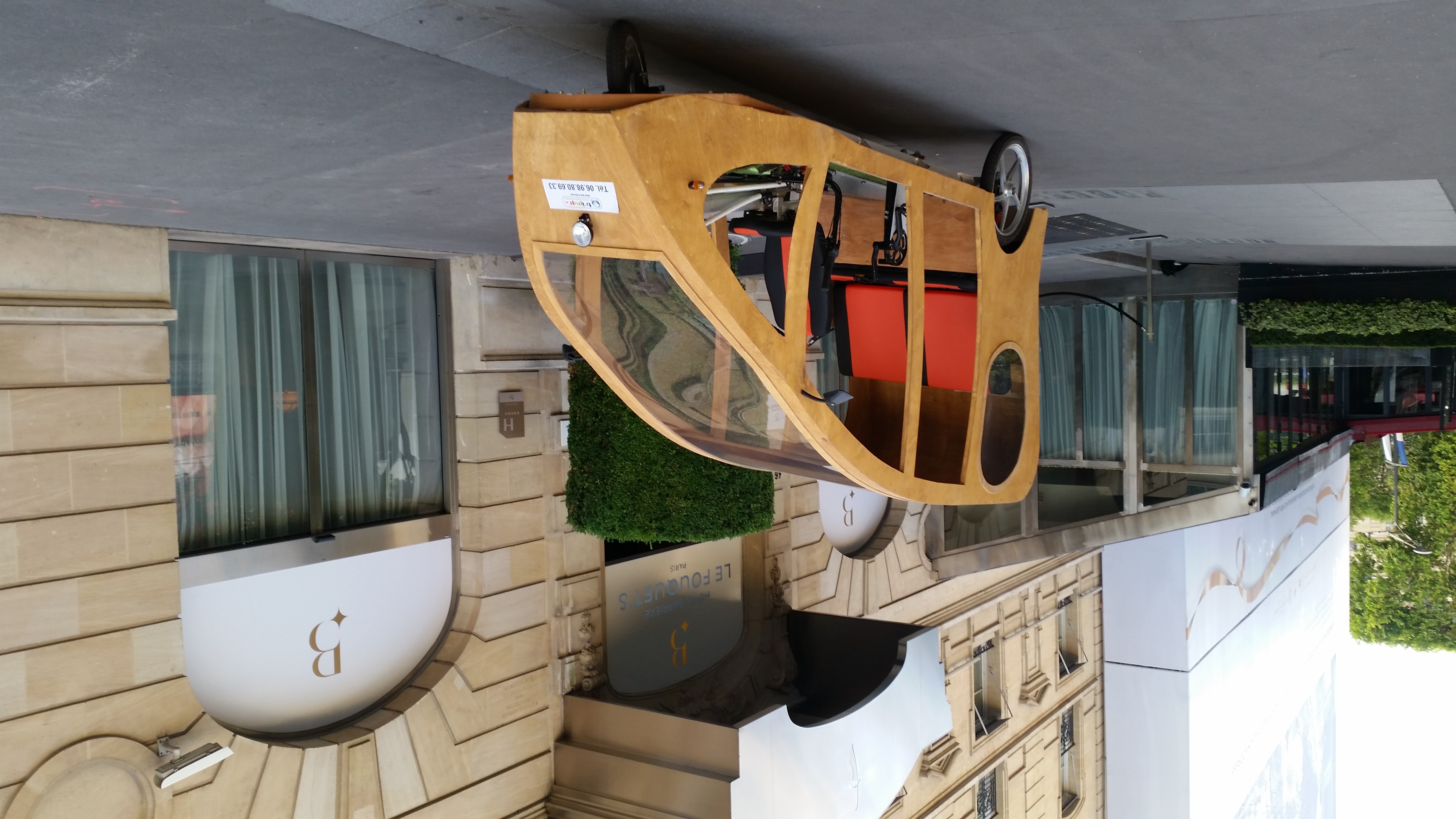 L’Hôtel Barrière Le Fouquet's location d'un tricycar