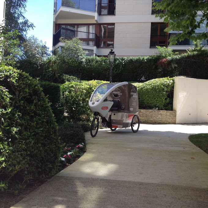 Service de Livraison Gratuite à Domicile par Triporteur Cargo pour Westfield Parly 2