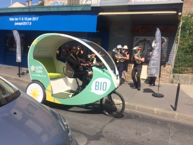 La Vie Claire Courbevoie location d'un vélo taxi