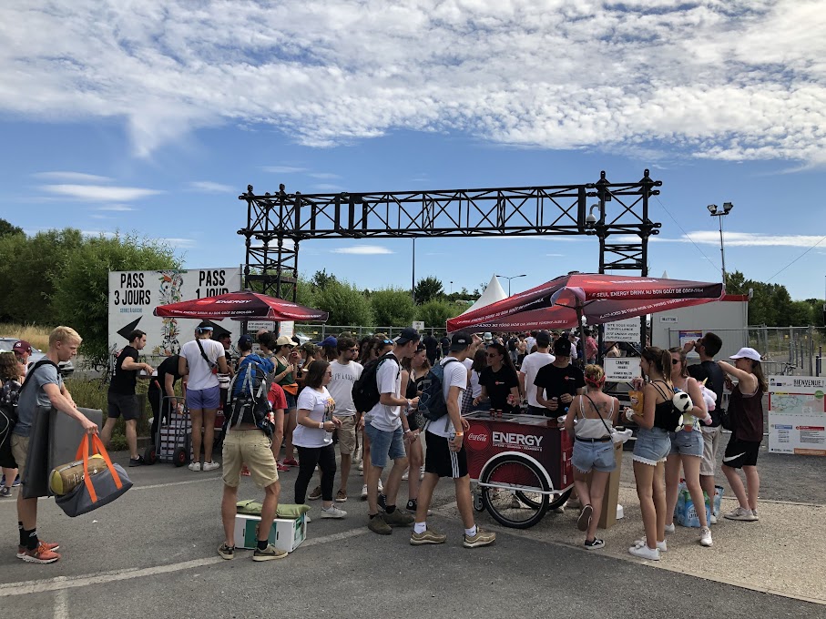 Coca-Cola Energy : Lancement de la Tournée Estivale en Chariot Rétro Réfrigérée