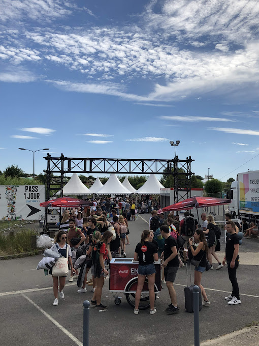 Coca-Cola Energy : Lancement de la Tournée Estivale en Chariot Rétro Réfrigérée